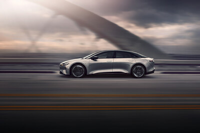 Lucid has started deliveries of Lucid Air with Stealth Appearance, an optional exterior design theme with a darker personality that dramatically redefines the nature of Lucid Air. The most immediate visible change is the darkened Stealth components that frame the Air’s distinctive Glass Canopy roof, while elsewhere Stealth Appearance adds black gloss and satin graphite accents to further enhance the sharpened appearance.