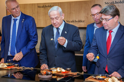 First Prime Minister to ever taste 3D-printed cultivated fish. Photo by Uria Sayag.