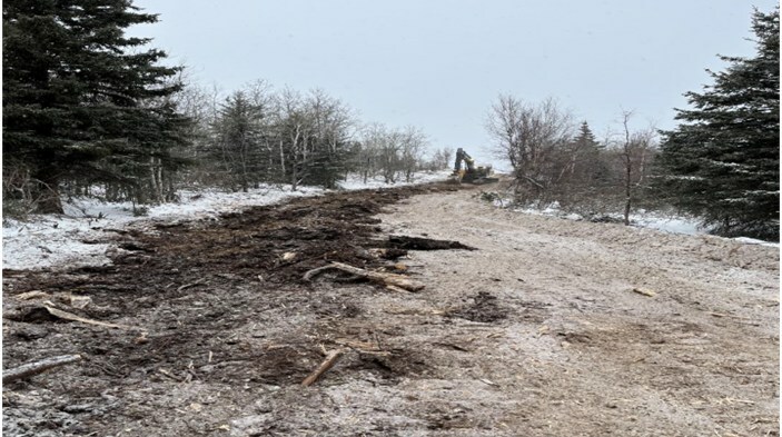 Excavator cutting side slope at kilometer 134.2 (CNW Group/NorZinc Ltd.)