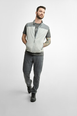 Jonathan Fortin porte une veste sans manche, un t-shirt imprim et un pantalon convertible en short, le tout de la marque Black Mountain - Aubainerie. (Groupe CNW/Aubainerie)