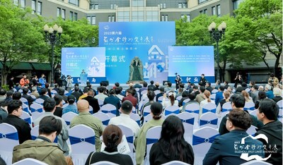 La foto muestra la ceremonia de apertura de la 6ta Bienal del Lago Jinji de Suzhou, celebrada en Suzhou, provincia oriental china de Jiangsu, el 15 de abril de 2023. (PRNewsfoto/Xinhua Silk Road)