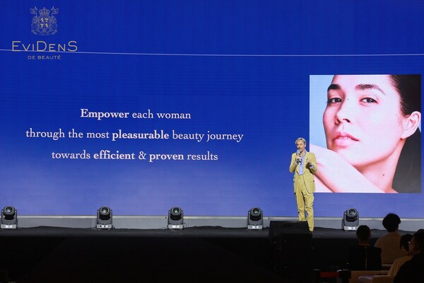 Charles-Edouard Barthes, founder of EviDenS de Beauté introducing the brand at the Ceremony