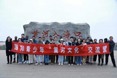 The international students have an experience of the Yellow River Culture at the estuary of Yellow River