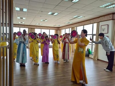 The international students are experiencing the traditional culture of cheongsam in Dongying