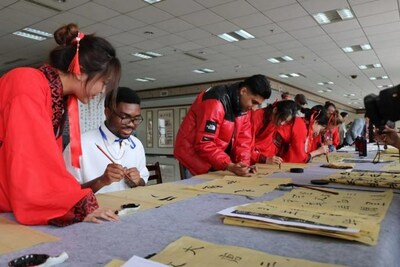 The international students are experiencing the traditional culture of calligraphy in Dongying