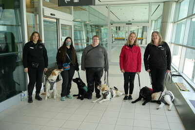 La cohorte d'entranement d'aujourd'hui : des chiens-guides et des chiens d'assistance avec leurs matres-chiens. (Groupe CNW/Greater Toronto Airports Authority)