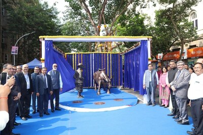 Shri Mangal Prabhat Lodha, Minister of Tourism, Skill Development & Entrepreneurship & Women & Child Development, Govt of Maharashtra unveiled the "THE TRAFFIC ISLAND" - 
BSE Bull, Common Man and BSE Gong at Horniman Circle today