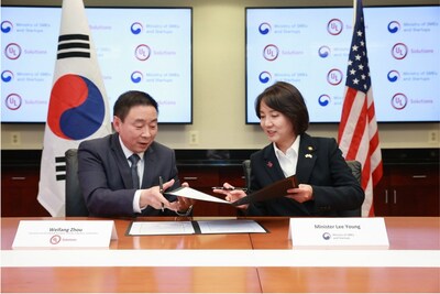 UL Solutions and Korea’s Ministry of Small and Medium-sized Enterprises (SMEs) and Startups (MSS) signed a memorandum of understanding (MoU) formalizing a collaboration to support market access readiness for promising Korean startups in new industries, including new mobility. The MoU was signed by the Minister of SMEs and Startups Young Lee and UL Solutions Executive Vice President and President of Testing Inspection and Certification Weifang Zhou.