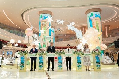 Ms. Leong Wai Man, President of the Cultural Affairs Bureau of the Macao SAR Government (second from right); Mr. Philip Cheng Yee Sing, the Director of Galaxy Entertainment Group (second from left); Mr. Lok Hei, President of Macau Artist Society (first from left) and Ms. Wen Qiuwen, Chinese Paper Sculpture Artist (first from right)