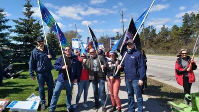 OPSEU/SEFPO Local 346 hospital workers in Barrie protesting Bill 60 at one of many rallies held across Ontario. (CNW Group/Ontario Public Service Employees Union (OPSEU/SEFPO))