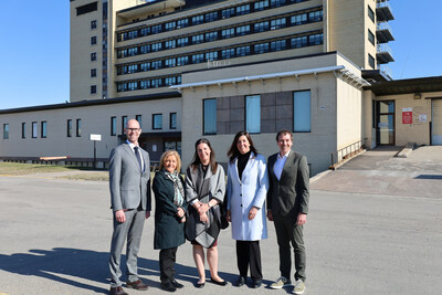 François Lessard, directeur adjoint logistique et services techniques - entretien et exploitation des immeubles, Marlène Landry, directrice des services professionnels et des affaires médicales, Émilie Raymond, chef de l'urgence et des soins intensifs de l'Hôpital de Jonquière, Julie Labbé, présidente-directrice générale du CIUSSS du Saguenay-Lac-Saint-Jean et Yannick Gagnon, député de Jonquière (Groupe CNW/Cabinet du ministre de la Santé)