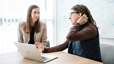 Gladstone scientists Kathleen Keough (left) and Katie Pollard (right) showed that large structural changes to the genomes of human ancestors could have spurred the smaller changes that set human brains apart from other primates. Photo: Michael Short/Gladstone Institutes