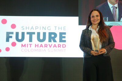 Dra Lina Zapata winning the MIT Harvard Club de Colombia Beyond Leadership Award - Medical Innovation