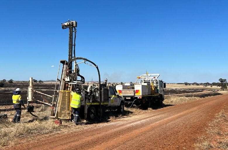 Figure 1 – Air-core rig drilling at the O’Connor’s zone at Yeungroon. (CNW Group/Outback Goldfields Corp.) Figure 1 – Air-core rig drilling at the O’Connor’s zone at Yeungroon. (CNW Group/Outback Goldfields Corp.)
