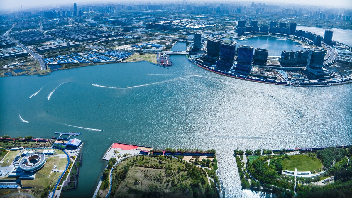 "Fast and Furious" Staged at Longhu Lake in Zhengzhou, Composing a Thrilling Melody Between the F1H2O and the City - Vimarsana News