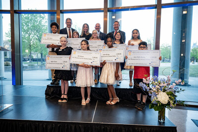 (Top row, l to r) Tennessee Governor Bill Lee; Chelsea Peterson, Vice President, Tennessee Director of Client and Community Relations, PNC Bank; James Pond, President, GELF; and Mike Johnson, Regional President & Head of Corporate Banking, PNC Bank with the winners of the Tenn Under 10 scholarships for literacy.