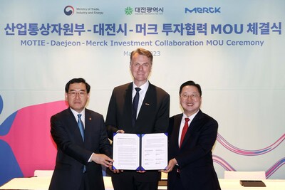 Pictured left to right, Chang Yang Lee, Minister of Trade, Industry & Energy, South Korea; Matthias Heinzel, Member of the Merck Executive Board and CEO Life Science; and Jang Woo Lee, Mayor of Daejeon, following the signing of a Memorandum of Understanding for New Asia Pacific BioProcessing Production Center in South Korea.