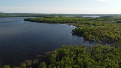 Canards Illimits Canada et ses partenaires ajoutent 100 hectares protgs le long de la rivire des Outaouais (Baie Carillon -- Crdit : CIC) (Groupe CNW/Canards Illimits Canada)