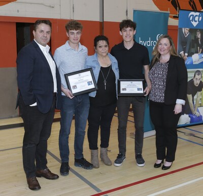 Sudbury teens Tyler Brouillette and Levi Owl were presented with ACT Rescuer Awards by the ACT Foundation and Hydro One on May 5 during an event at Lasalle Secondary School in Sudbury, Ont. The two best friends saved Claudette Lecuyer’s (centre) life with the CPR skills they learned in the ACT High School CPR and AED Program. Presenting the awards were Rob Globocki (left), Director of Customer Care, Hydro One, and Jennifer Russell (right), Director of Operations, the ACT Foundation. (CNW Group/Hydro One Inc.)