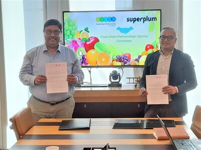 Ajeet Chahal from Bayer and Shobhit Gupta of Superplum at the partnership signing ceremony (Left to Right)