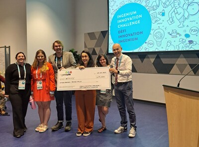 Les six membres d'Artifice, l'quipe gagnante du premier concours d'innovation d'Ingenium, se tiennent debout devant le chque du prix de 15 000 dollars. (Groupe CNW/Ingenium)