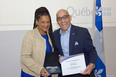 Madame Sabine Monpierre reçoit la médaille, des mains du ministre responsable de la Lutte contre le racisme, monsieur Christopher Skeete. (Groupe CNW/Cabinet du ministre responsable de la Lutte contre le racisme)