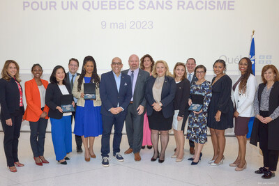 De gauche à droite : Madame France-Élaine Duranceau, ministre responsable de l’Habitation, madame Madwa-Nika Cadet, députée de Bourassa-Sauvé, madame Manuelle Alix-Surprenant, représentante d’Hydro-Québec, lauréate de la catégorie Organisation publique, monsieur Bernard Drainville, ministre de l’Éducation, madame Sabine Monpierre, lauréate de la catégorie Personne, monsieur Christopher Skeete, ministre délégué à l’Économie et ministre responsable de la Lutte contre le racisme, monsieur Ian Lafrenière, ministre responsable des Relations avec les Premières Nations et les Inuit, madame Kateri Champagne Jourdain, ministre de l’Emploi, madame Sona Lakhoyan Olivier, députée de Chomedey, madame Claudia Sarracini , représentante du Centre SCAMA, lauréat de la catégorie Organisme, monsieur Éric Girard, ministre des Finances, madame Stéphanie Froissart et madame Binetou Sarr , représentantes du Centre SCAMA, madame Shirley Dorismond, députée de Marie-Victorin et madame Chantale Jeannotte, députée de Labelle. (Groupe CNW/Cabinet du ministre responsable de la Lutte contre le racisme)