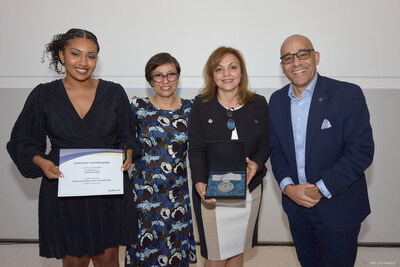 Les représentantes du Centre SCAMA (madame Binetou Sarr, madame Stéphanie Froissart et madame Claudia Sarracini) reçoivent, au nom de l’organisme, la médaille des mains du ministre responsable de la Lutte contre le racisme, monsieur Christopher Skeete. (Groupe CNW/Cabinet du ministre responsable de la Lutte contre le racisme)