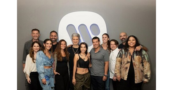 María Becerra, una de las artistas más apasionantes de América Latina, firma con WARNER MUSIC LATINA en nueva joint venture con 300 Entertainment