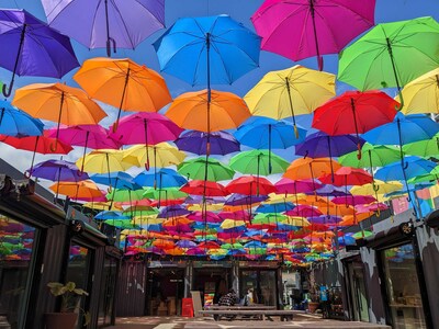 The David Cornfield Melanoma Fund launches the Umbrella Sky Project at STACKT Market to promote the importance of sun safety. (CNW Group/David Cornfield Melanoma Fund)
