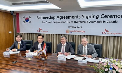 (From left) Dong-ho Oh, Kyung-il Park, SK ecoplant; John Risley, Brendan Paddick, World Energy GH2. (CNW Group/World Energy GH2)