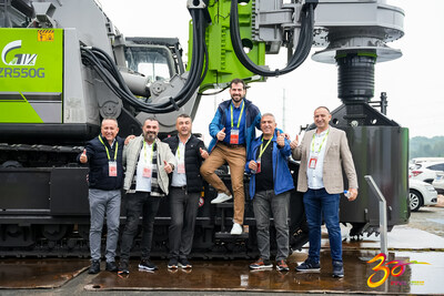 La foto muestra a los visitantes extranjeros que participan en la exposición tecnológica organizada por la Zoomlion Heavy Industry Science & Technology en la ciudad de la industria inteligente de Zoomlion en Changsha, capital de la provincia de Hunan, en el centro de China el11 de mayo de 2023. (PRNewsfoto/Xinhua Silk Road)