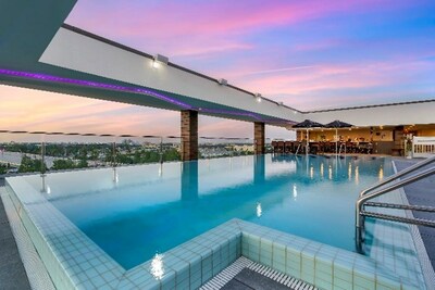 The Cambria Hotel Orlando Universal Blvd's swimming pool
