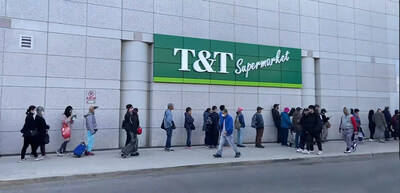 Customers lining up outside of T&T Supermarket Fairview Mall (CNW Group/T&T Supermarkets)