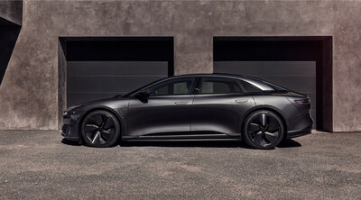 Stealth Appearance is available for the Air Touring with a metal roof and all models equipped with a Glass Canopy roof. It dramatically redefines the nature of the Lucid Air, with changes of up to 35 components on the exterior of the vehicle. . The most immediate visible change is the darkened Stealth components that frame the Air’s distinctive Glass Canopy roof. Elsewhere, Stealth Appearance adds black gloss and satin graphite accents to further enhance the sharpened appearance. (PRNewsfoto/Lucid Group)