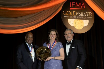 Regynald Washington, 2019 IFMA Gold Plate recipient, and Phil Kafarakis, IFMA President & CEO, present the 2023 IFMA Gold Plate to Jessica Shelly of the Cincinnati Public Schools.