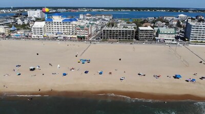 MedStar Health, plaj müdavimlerine her iki saatte bir güneş kremini yeniden uygulamalarını hatırlatmak için Ulusal Güvenli Güneş Haftası için Maryland, Ocean City üzerinde uçaklar uçuruyor.