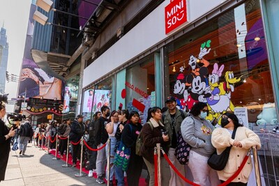 Largas filas de clientes entusiasmados esperaban frente a la nueva tienda insignia de MINISO en Times Square. (PRNewsfoto/MINISO Group)