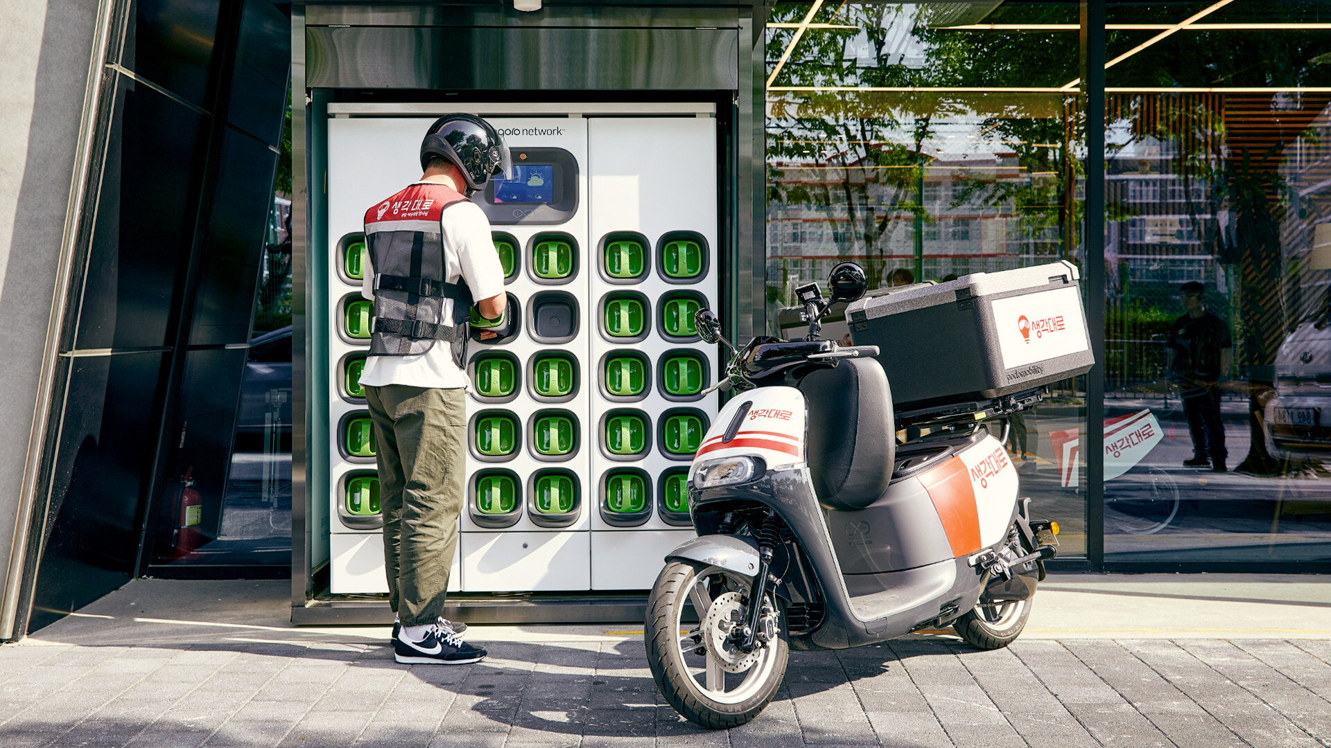 “It is great to be growing our partnership with Bikebank, a company that shares similar values and is committed to accelerating the shift to electric transportation in Korea. Seoul has one of the largest food delivery ecosystems in the world and was one of the first markets to embrace Gogoro battery swapping for food deliveries,” said Horace Luke, founder, and CEO of Gogoro.