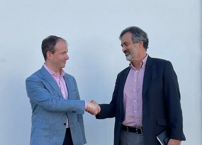 Andrew Gilmour, co-fundador e CEO da Laconic assina parceria estratégica com a Marcelo de Andrade, fundador e presidente da Pro Natura International (PNI).