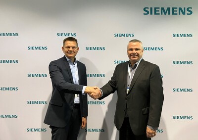 Helmut Binder of Paessler and Daniel Leese of Siemens agree on ongoing collaboration.