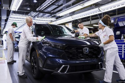 Un Honda CR-V hybride version Touring sort de la chaîne de production de Honda of Canada Mfg. à Alliston, en Ontario. (Groupe CNW/Honda Canada Inc.)
