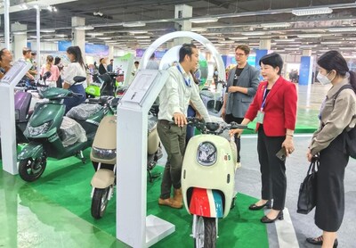 New energy electric vehicles in Gangbei District are attracting a large number of Lao exhibitors.