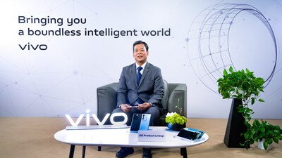Rakesh Tamrakar, Leading Specialist at vivo Communications Research Institute, hosting vivo's first 5G Talk event with industry experts.