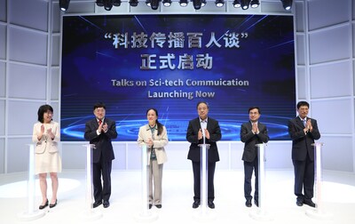 FENG YONGBIN/China Daily 
Convidados de honra apresentam a série Conversas sobre comunicação científica e tecnológica, sábado, em Pequim. (PRNewsfoto/China Daily)