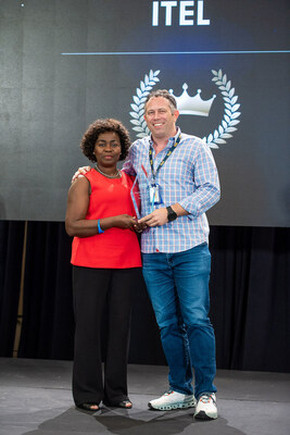 Yoni Epstein (itel) receives award from Gloria Henry (GSAJ)