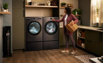 Now available in Canada, the LG Front Load AI Laundry Pair maximizes wash performance with built-in sensors that use AI to select the right wash motions, temperature and more for advanced fabric care. (CNW Group/LG Electronics Canada)