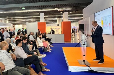 BioCentriq's CEO, Haro Hartounian, Ph.D., unveiling the LEAP™ Advanced Therapy Platform at the ISCT annual event in Paris.