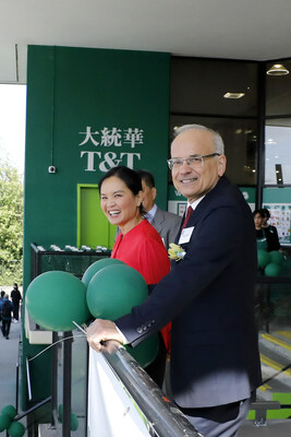 Tina Lee, CEO of T&T Supermarkets with Richard Stewart, Mayor of Coquitlam (CNW Group/T&T Supermarkets)