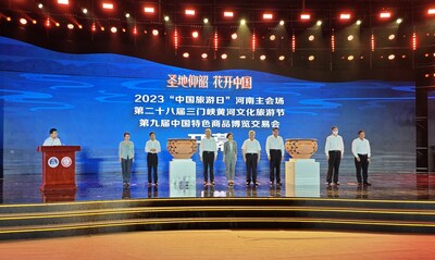 Foto mostra a cerimônia de abertura do 28° Festival de Turismo Cultural do Rio Amarelo de Sanmenxia e a 9° Feira Expo de Commodities característicos da China realizadas na cidade de Sanmenxia, província de Henan, no centro da China, em 19 de maio de 2023. (PRNewsfoto/Xinhua Silk Road)